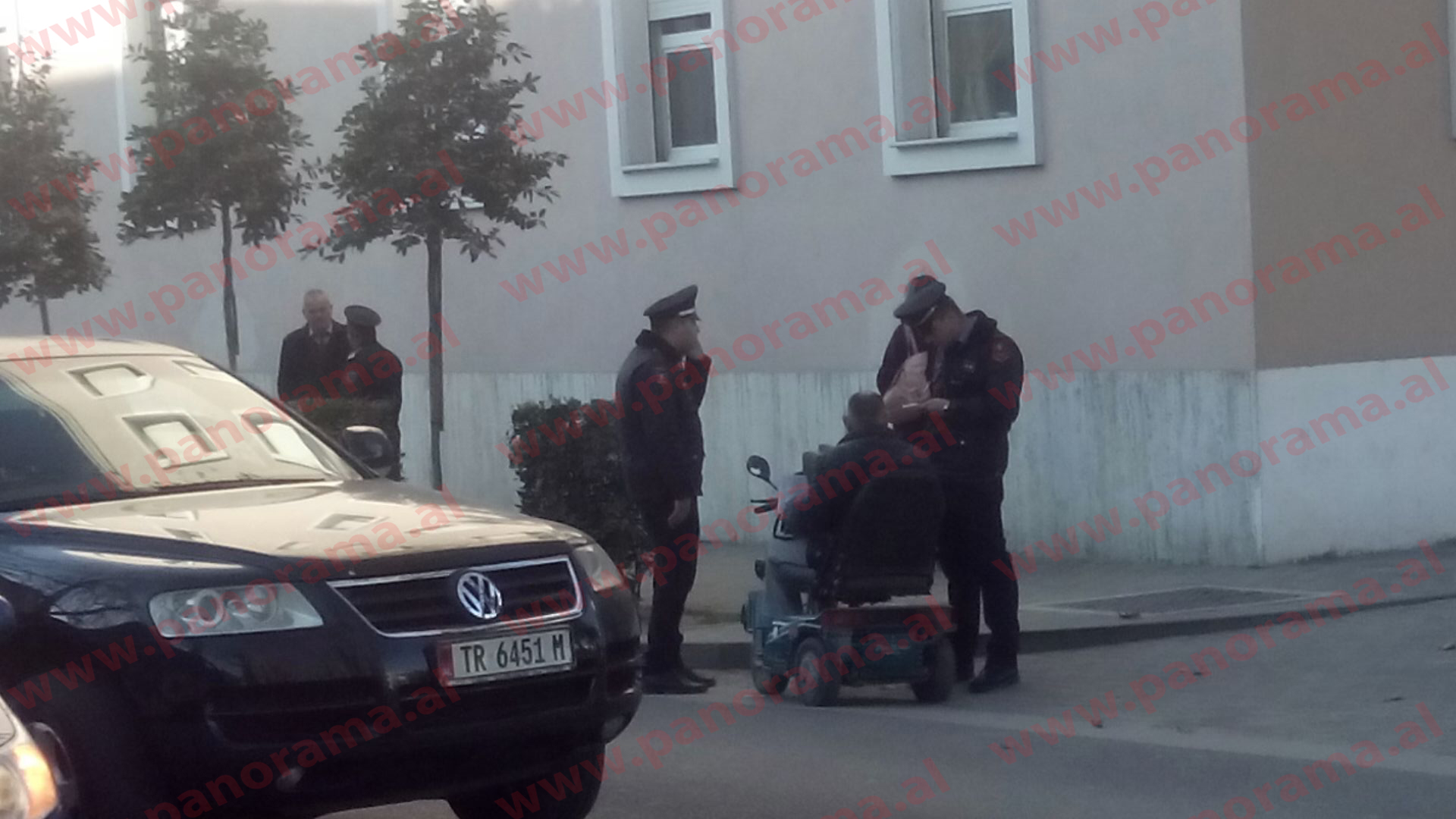 Fotot/ Policët rrugorë “bëjnë të fortin” me personin me aftësi të kufizuara