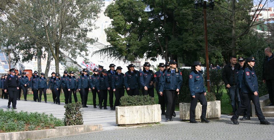 Protesta e opozitës, mund të qëllohet me vezë ndaj policisë. Femrat në rresht të parë