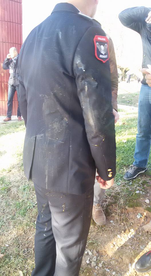 Shefi i policisë “ha” i pari vezët (Foto)