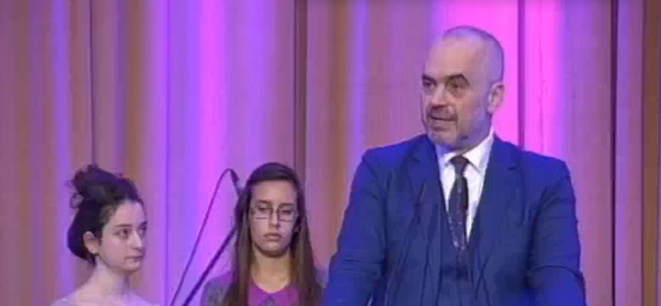 Shpërblimi për nxënësit e dalluarit, Rama “bën për urgjencë” ministrin e Financave