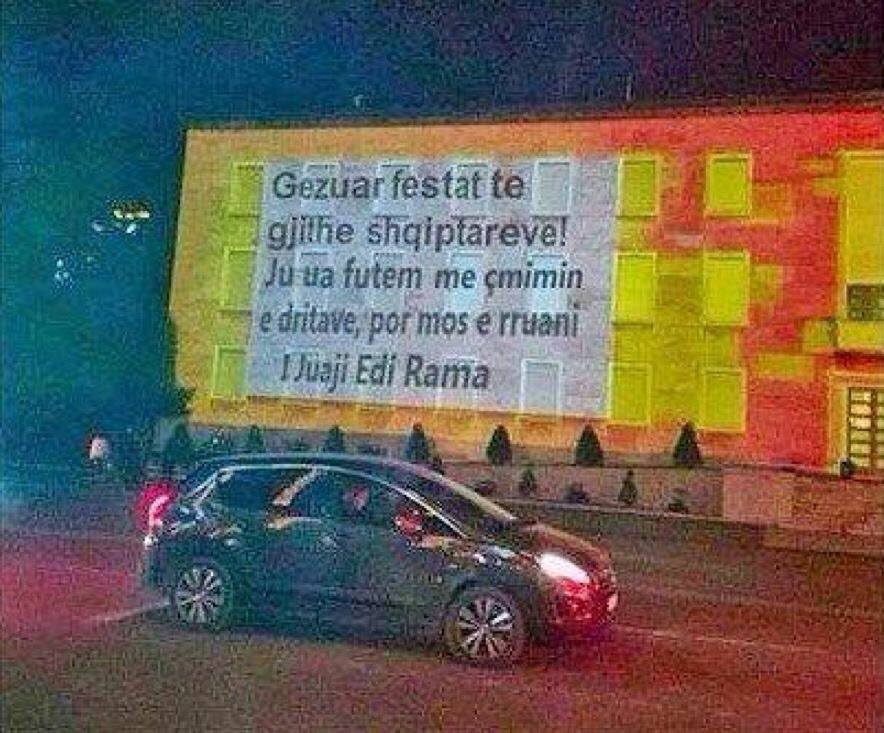 Ironi dhe gallatë në murin e kryeministrisë (foto)
