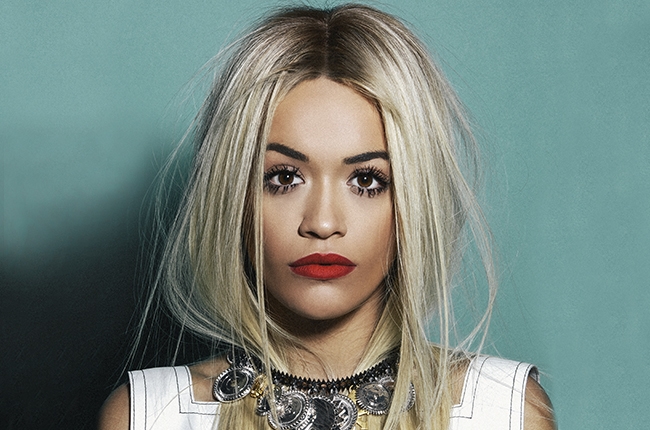 Rita Ora me veshje ushtarake uron fansat