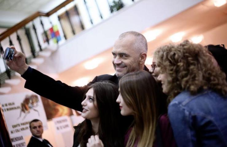 “Më gjej ndonjë punë o burrë”, i tha një i ri Ramës pas selfie-t