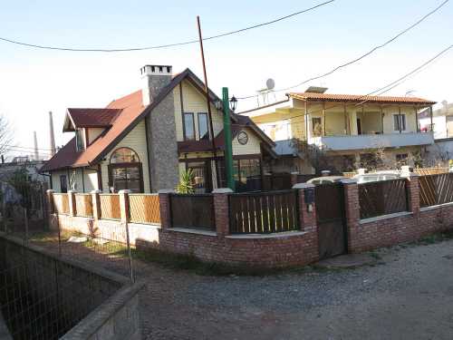 Zbulohet vila luksoze e Stines