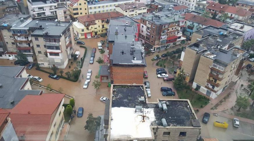 Tirana nën pushtetin e ujit (FOTO)