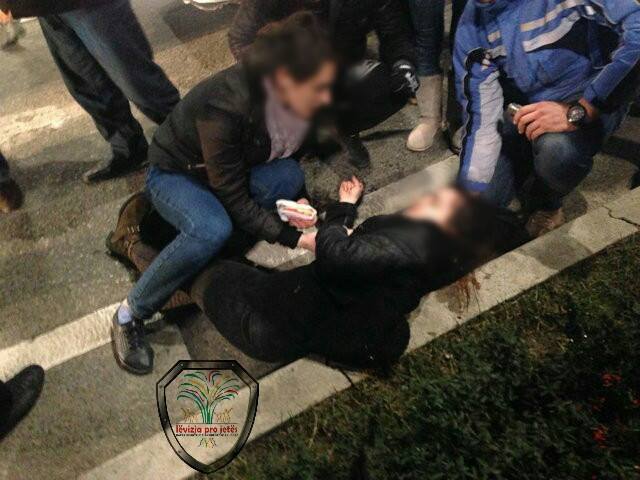 Fotolajm/ Përplas gruan në qendër të Tiranës, largohet me shpejtësi