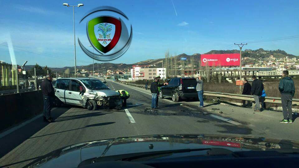 Video/ Përplasen fuqishëm dy makina në autostradë, s’ka të lënduar