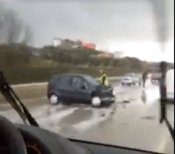 VIDEO/ Përplasen pesë makina, njëra përfundon në sera