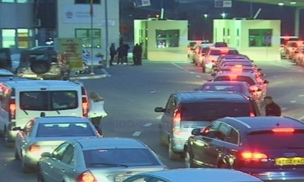 500 automjete në radhë për të kaluar kufirin në Muriqan