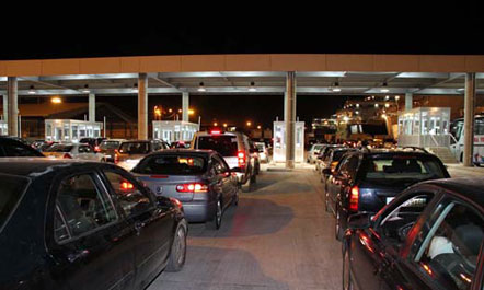 Fluks udhëtarësh në portin e Durrësit, fëmijët probleme me pasaportat 10-vjeçare