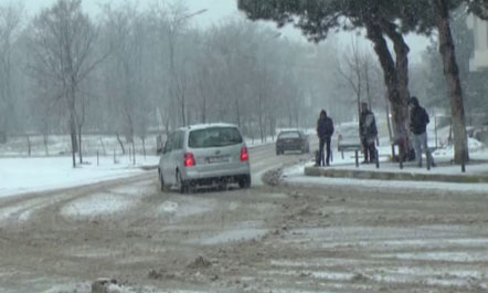 Reshjet e shiut dhe të dëborës vështirësojnë qarkullimin në veri