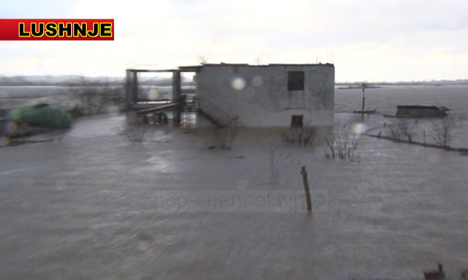 Përmbytjet në Çermë Proshkë, ngujohen familjet