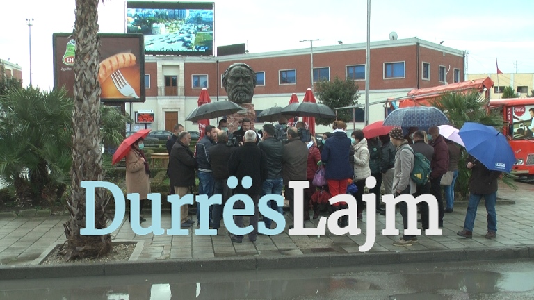 Protesta në Durrës kundër lëndëve djegëse, specialistët: Ndikon mbi shëndetin e banorëve (Video)