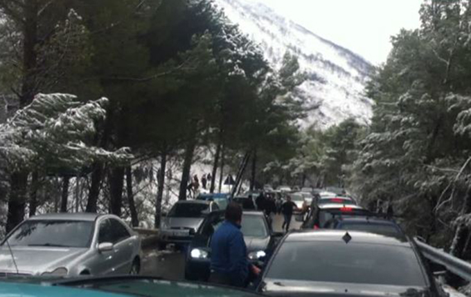 Bora e parë në Dajt, bllokohet qarkullimi nga kureshtarët