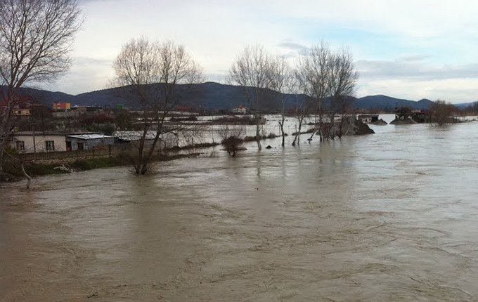 Kuçovë, përroi i Lapardhasë del nga shtrati, izolohen 4 mijë banorë