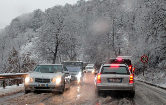 Moti i keq, nesër parshikohen ngrica, mos udhëtoni drejt veriut