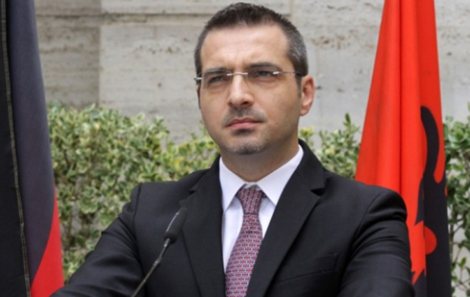 Shkrimet e mediave të huaja, Tahiri: Pasqyrim i shtrembëruar