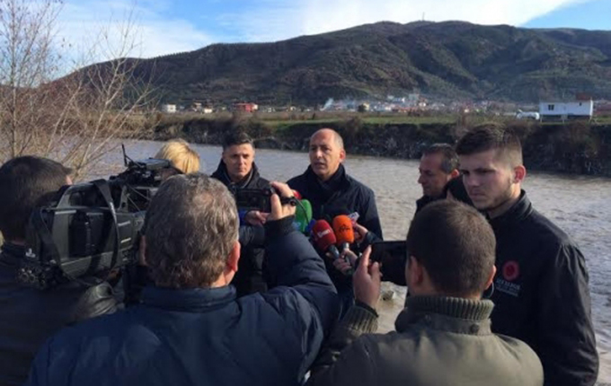 Përmbytjet, Totozani: Prishja e urave mban era korrupsion