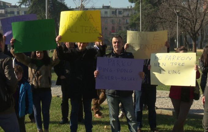 Tiranë, protesta kundër parkimit tek Parku &#8220;Rinia&#8221;