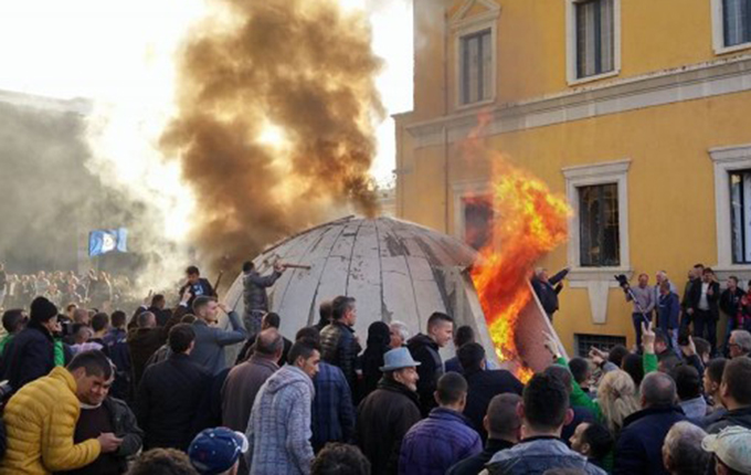 Tiranë, hidhet poshtë ankimimi, PD do të paguajë për militantët që urinuan kryeqytetin