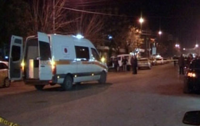 Tiranë, babai qëllon me thikë dy vajzat, ndërron jetë 17-vjeçarja