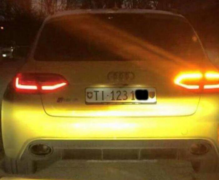 I famshmi Audi i verdhë gjendet i djegur