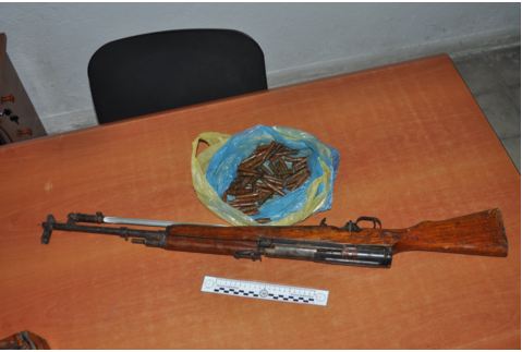 Armë dhe municion në shtëpi, arrestohet gruaja, në kërkim burri