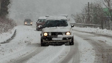 Asnjë masë në rrugët e bllokuara nga bora, qytetarët: Ku është qeveria? (video)