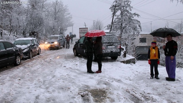 Rrëzohet nga akulli pranë shtëpisë, humb jetën një grua