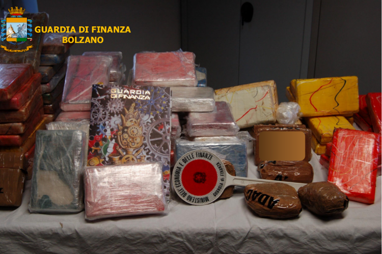 Rekord droge në Itali, dy shqiptarë kapen me 93 kg kokainë të pastër