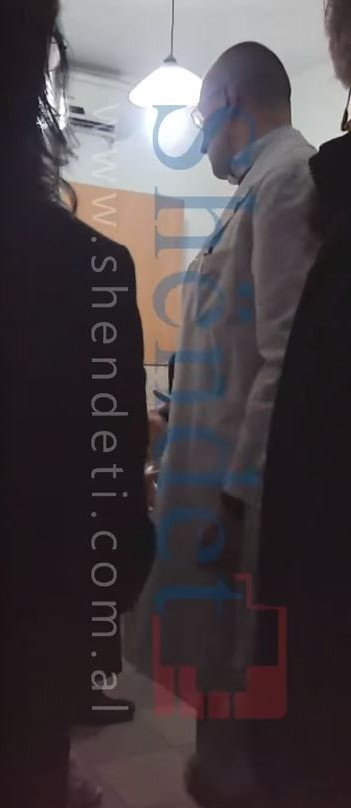 VIDEO/ Doktori me fjalor rruge, i thotë pacientes: Na çave t…