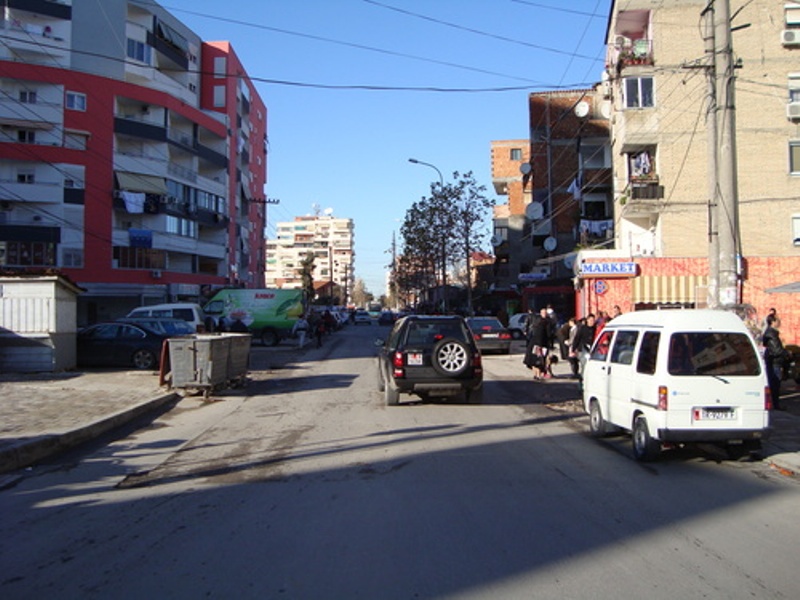 Përplaset për vdekje kalimtari në Tiranë, shoferi ia mbath