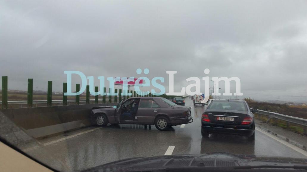 Makina përplaset me bordurën në autostradë, rëndohet trafiku (Foto)
