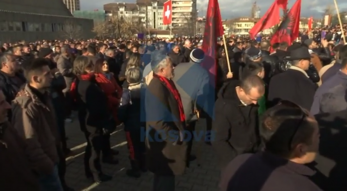 VV: Policia ndaloi protestuesit nga Shqipëria, po provokojnë situatën (Video)