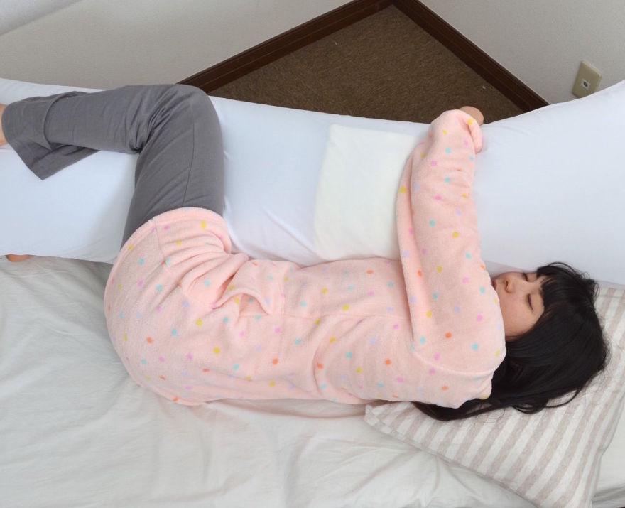 Ja ҫfarë tregon pozicioni i fjetjes për një grua (Foto)