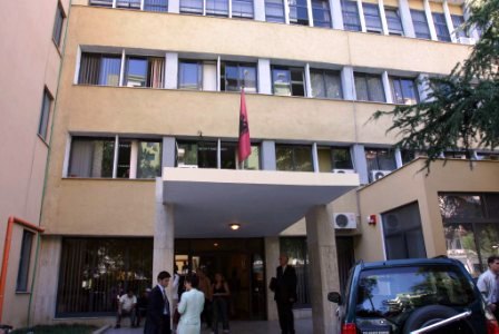 16-vjeçarja me të dashurin dhe shokët vjedhin 112 mijë € me çelës &#8220;kopil&#8221;