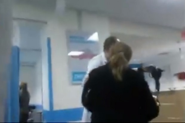 Sherr në spital, gruaja shan keq mjekun (VIDEO +18)