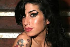 Mamaja e Amy Winehouse: Vajza ime mund të vuante nga sindroma “Tourette”