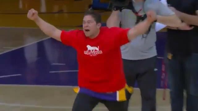 Shënon kosh nga mesi i fushës, tifozi fiton 92 mijë dollarë