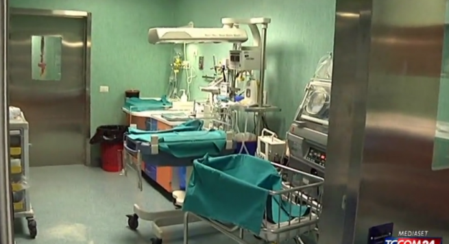 Fëmija i shqiptarit lind pa këmbë, prindërit padisin mjekët