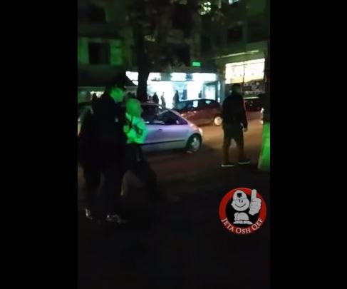 Shitësi ambulant sherr me policinë bashkiake, i sekuestrojnë paketat (Video)