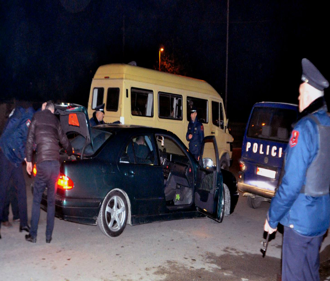 Përplaset furgoni i pasagjerëve me veturën, një i vdekur