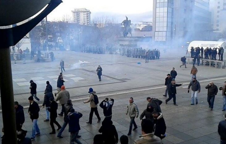 Kaos në Prishtinë, protestuesit i vënë zjarrin godinës qeveritare (Video)