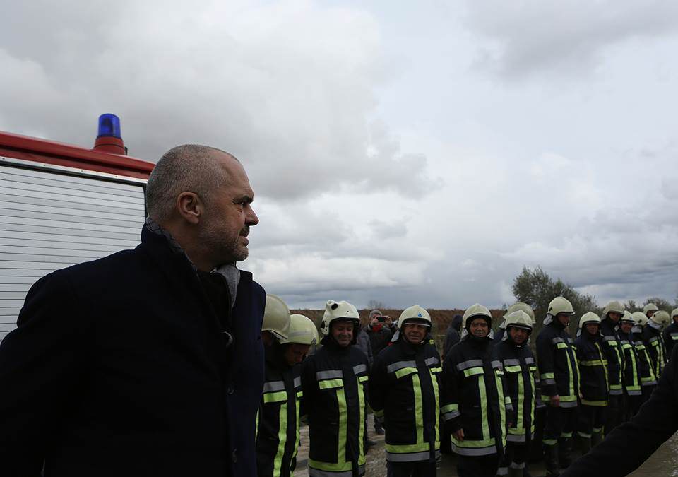 Nga Majemi Rama vjen në Sukth tek të përmbyturit: Fatura të ndërtimeve kuturu