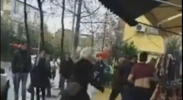 Rrahje masive në Tiranë, në mes edhe një femër (Video)