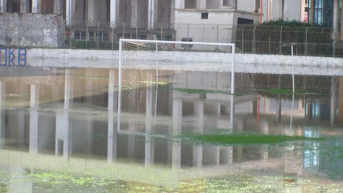 Shirat i kthejnë në pishina terrenet sportive