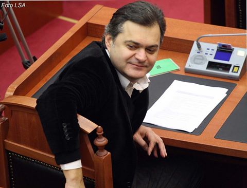 A po luan teatër Ben Blushi?