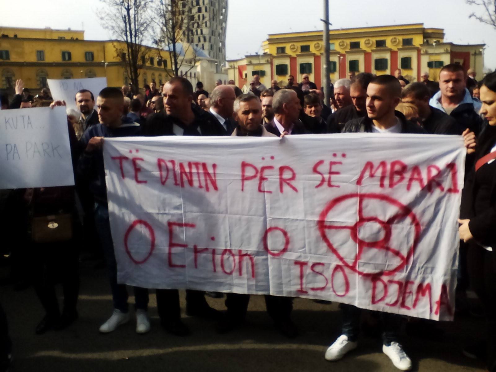 Protestë para bashkisë me vezë e domate, në sfond kënga tallëse e Agron Llakajt