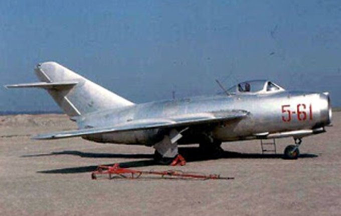 Tiranë, Ministria e Mbrojtjes shet flotën ajrore për skrap