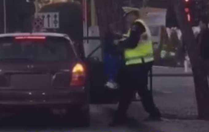 Tiranë, Policia Rrugore edukon prindin dhe gjobit shoferin (video)